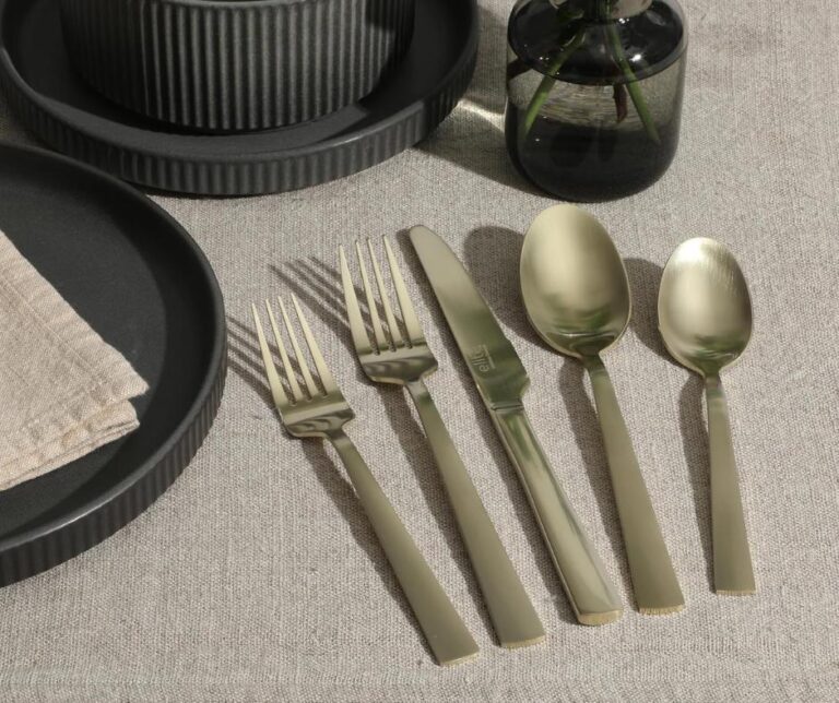 Donación de Juegos de Cubiertos por Alumnos de Gastronomía