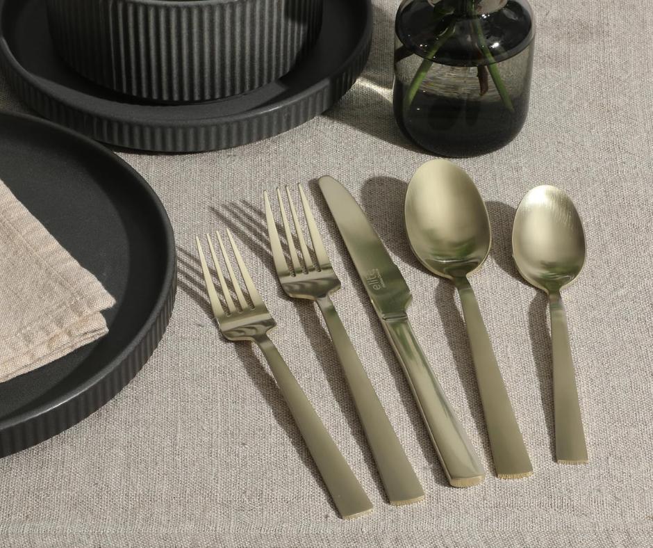 Donación de Juegos de Cubiertos por Alumnos de Gastronomía