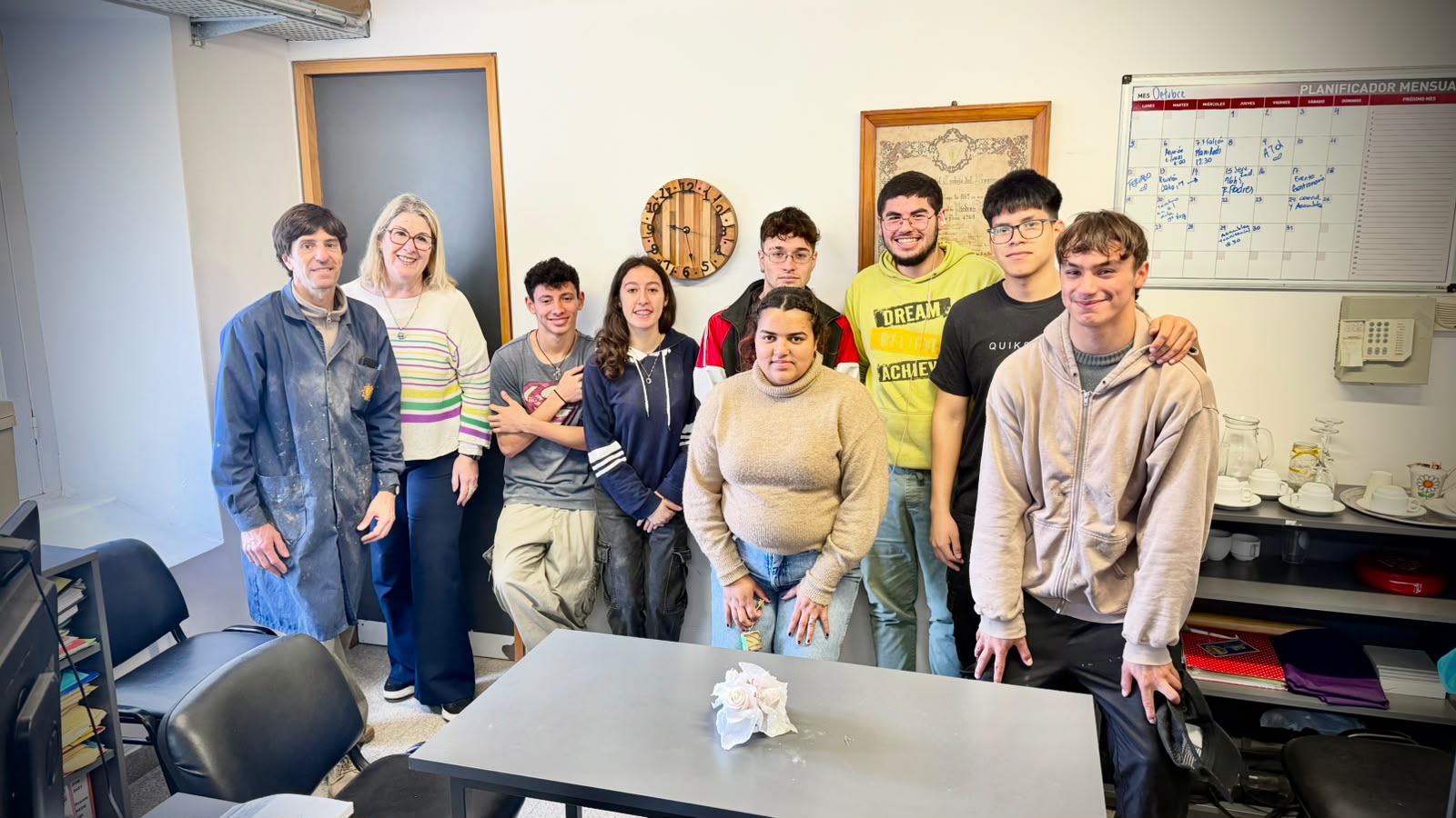 Estudiantes de 3.º DA entregaron relojes realizados en el Taller de Carpintería